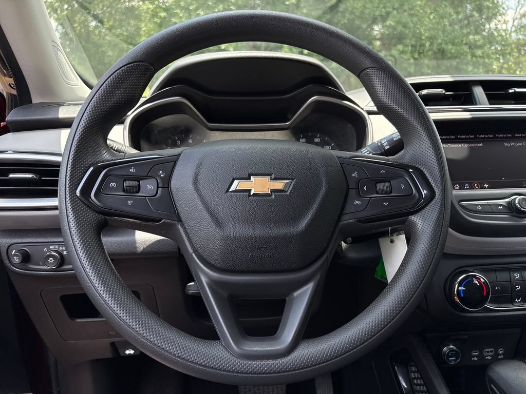 Used 2021 Chevrolet TrailBlazer LS w/ LPO, Blackout Package FWD image 11
