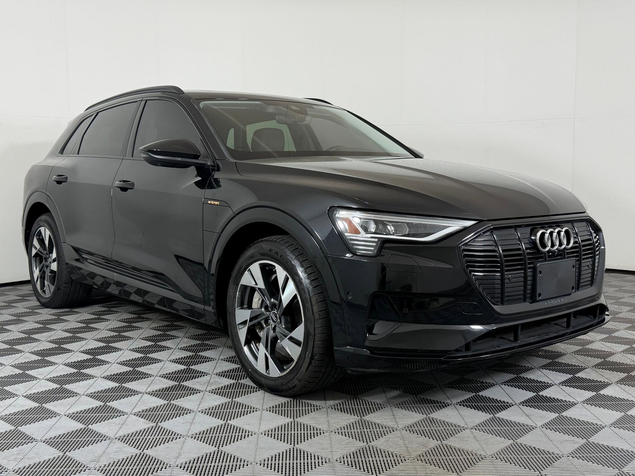 Used 2022 Audi e-tron Premium w/ Convenience Plus Package image 7