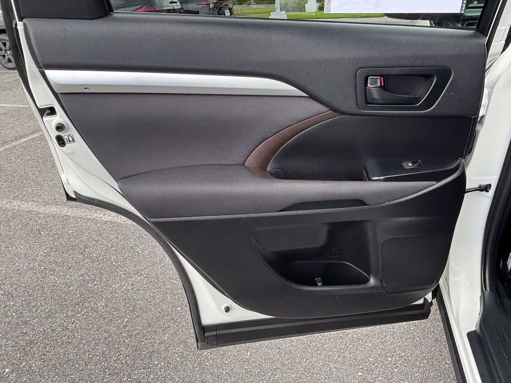 Used 2019 Toyota Highlander LE FWD image 40