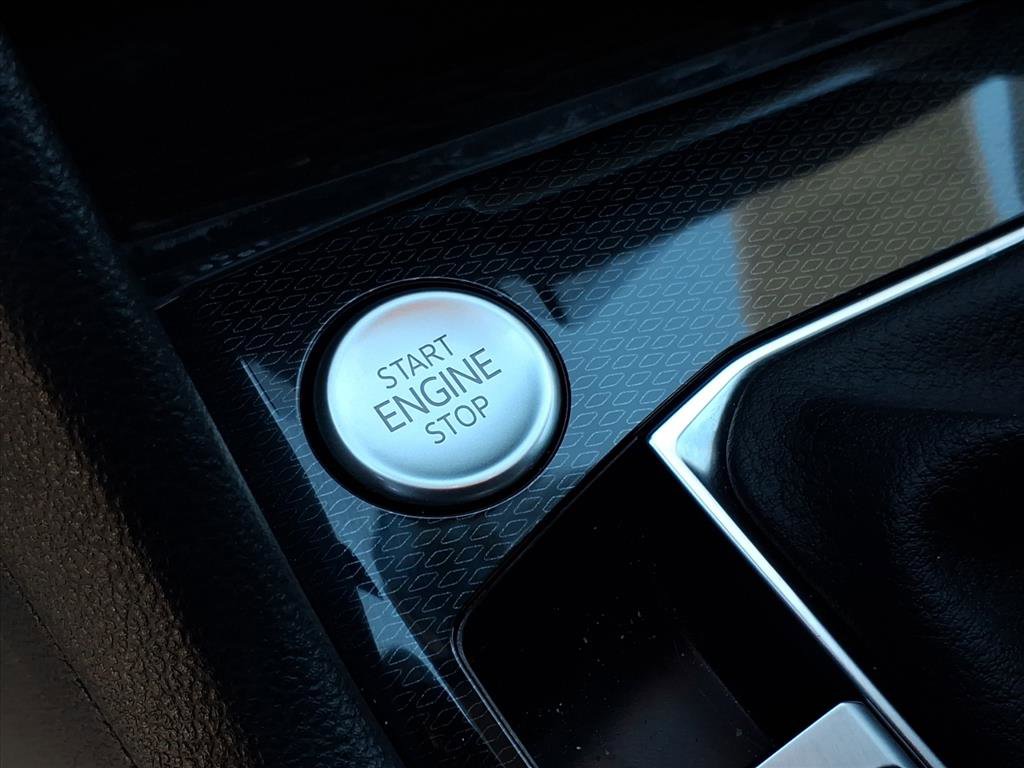 Certified 2025 Volkswagen Taos SE image 32