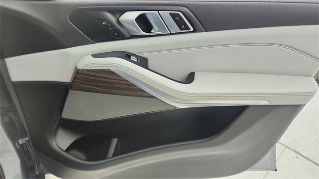 Used 2023 BMW X7 xDrive40i w/ M Sport Package image 24