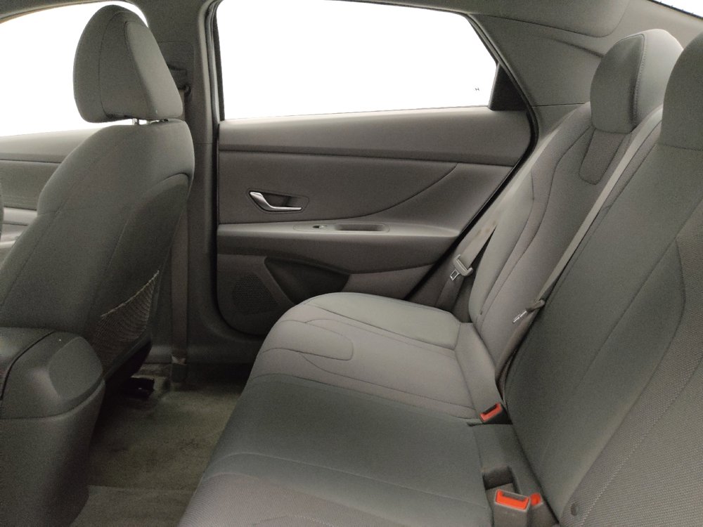 Used 2021 Hyundai Elantra SE image 18