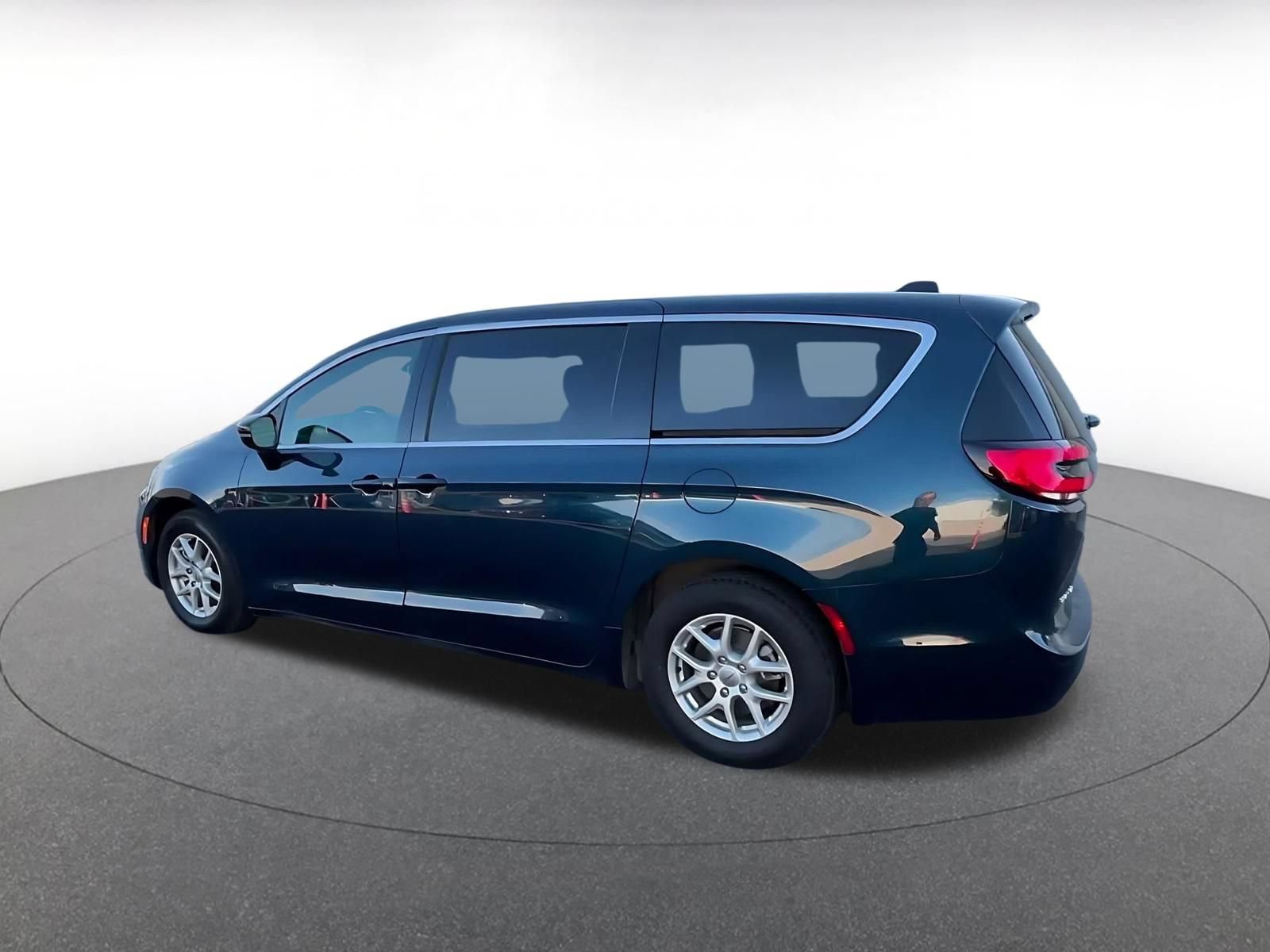 Used 2025 Chrysler Pacifica Select FWD image 9