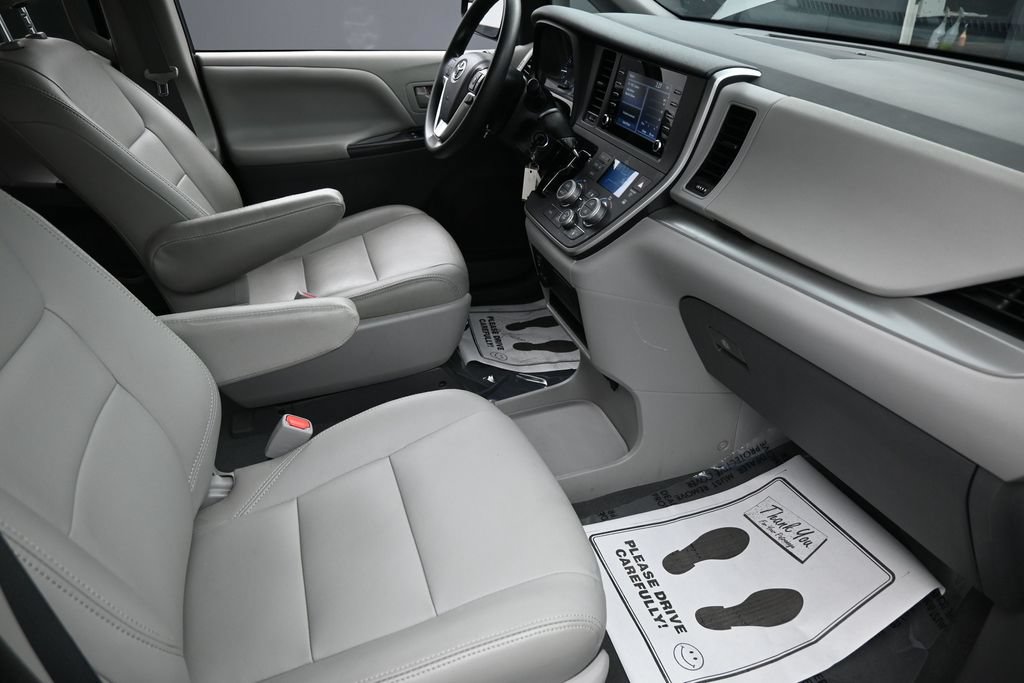 Used 2020 Toyota Sienna L FWD image 33