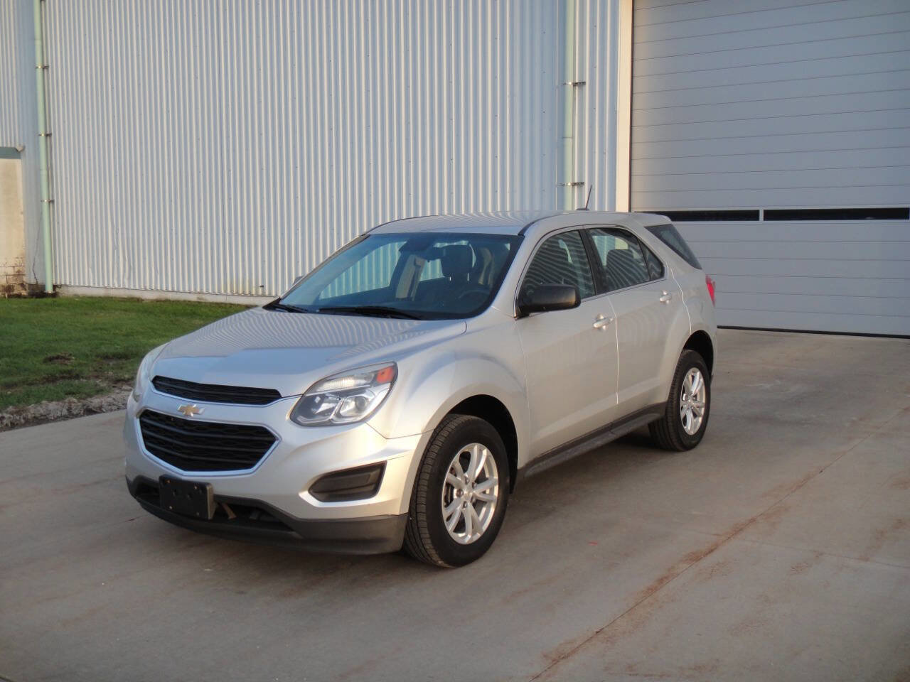 Used 2017 Chevrolet Equinox LS AWD/4WD image 2