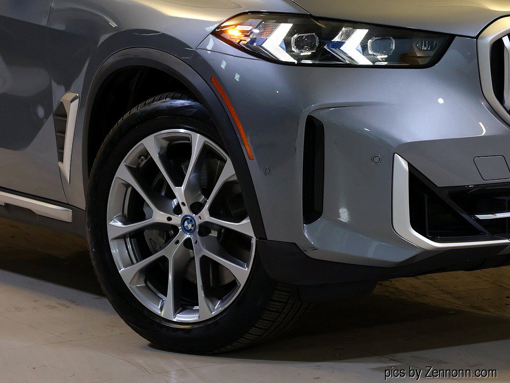 Certified 2025 BMW X5 xDrive50e w/ Premium Package AWD/4WD image 3