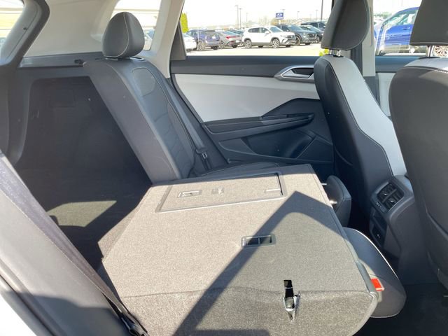 Used 2025 Volkswagen Taos SE image 15