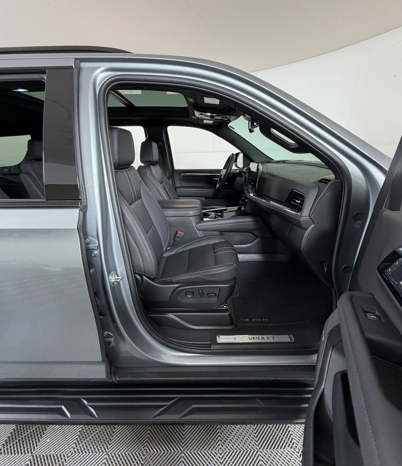 Used 2025 Chevrolet Tahoe RST w/ Comfort Package image 5