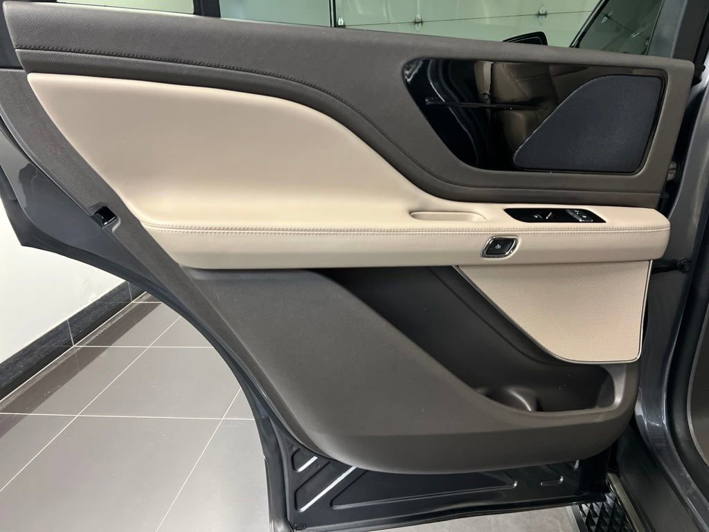 Used 2023 Lincoln Aviator AWD w/ Premium Package image 38