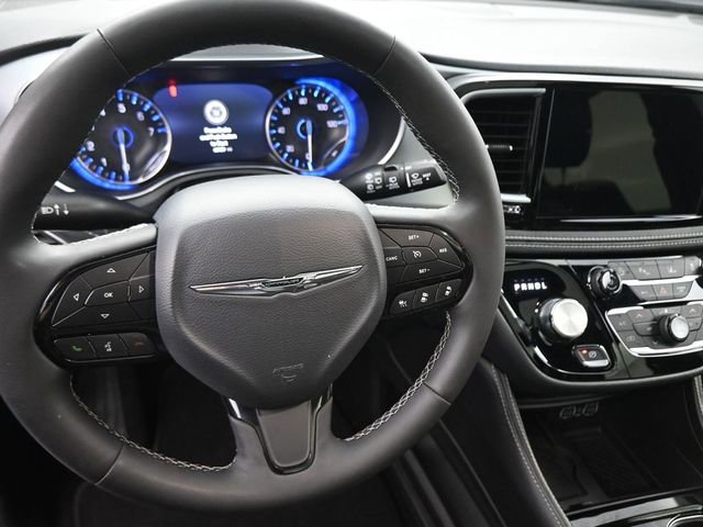 Used 2025 Chrysler Pacifica Limited image 19