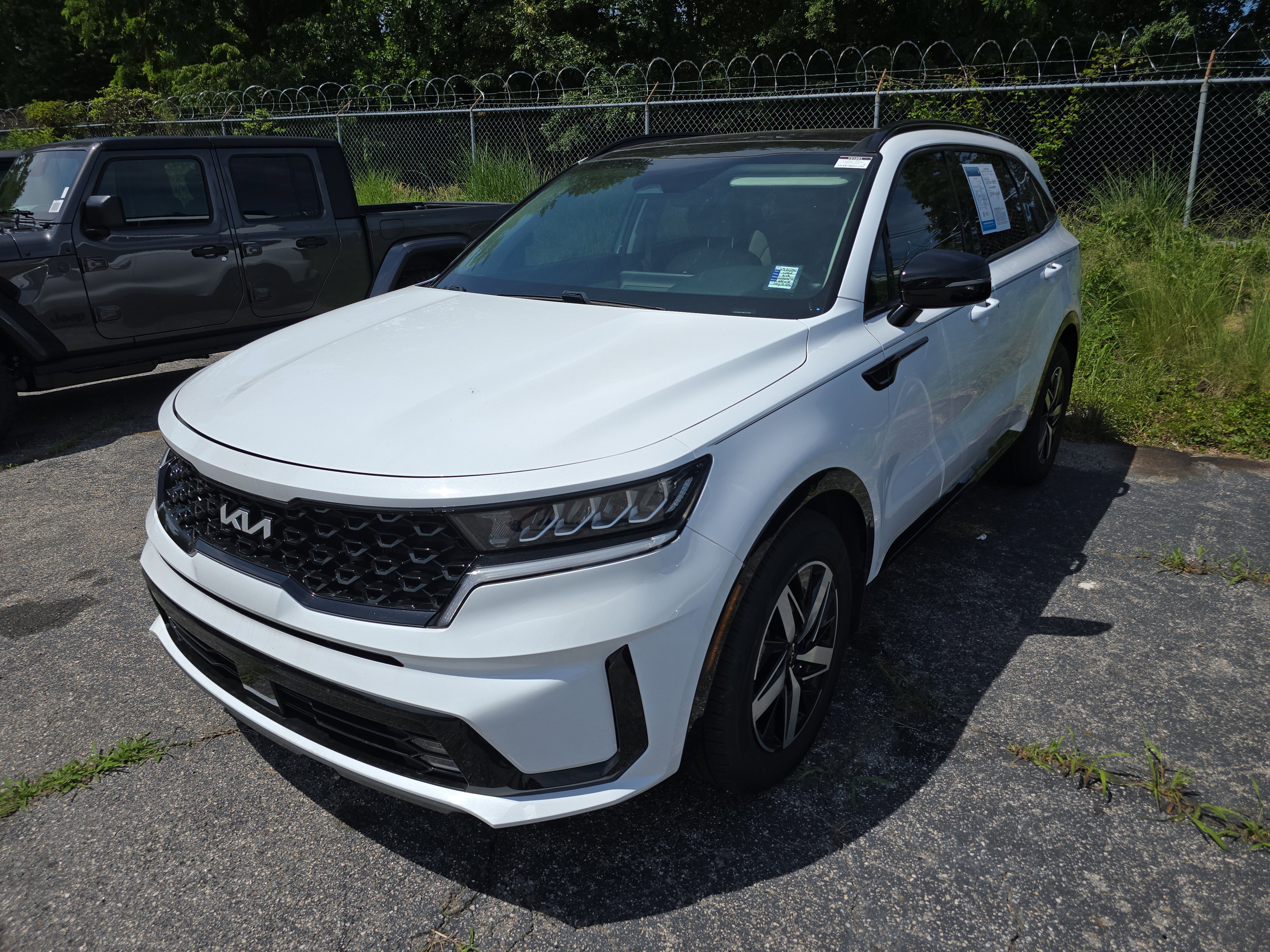 Used 2022 Kia Sorento EX w/ Panoramic Sunroof Package FWD image 3