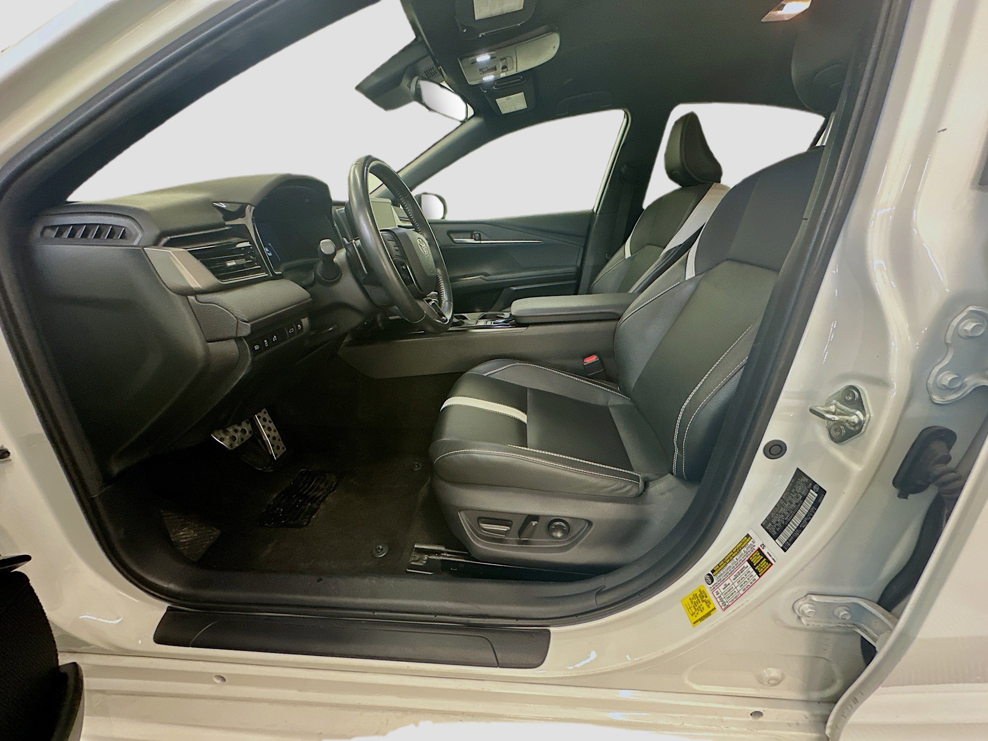 Used 2025 Toyota Camry SE image 13