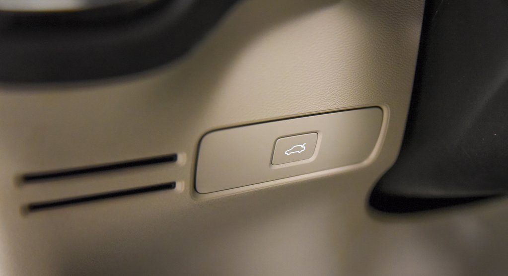 Used 2024 Volvo XC40 B5 Plus image 19