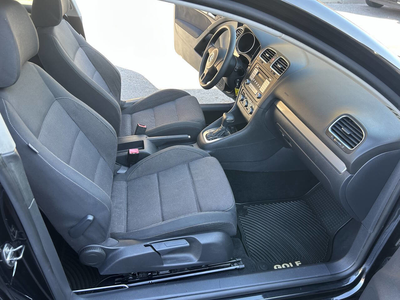 Used 2010 Volkswagen Golf 2-Door image 17