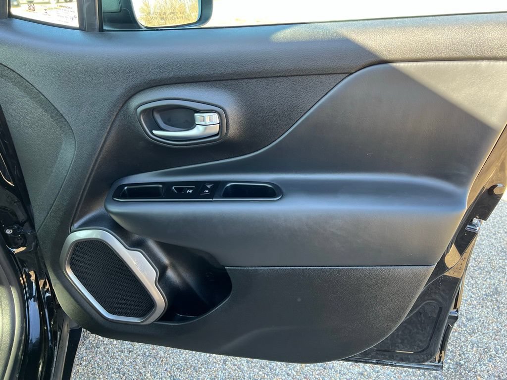 Used 2022 Jeep Renegade Latitude AWD/4WD image 13