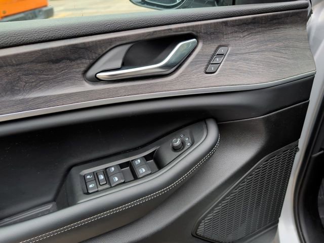 Used 2025 Jeep Grand Cherokee Limited image 14