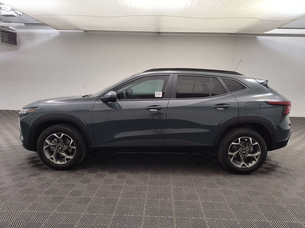 Used 2026 Chevrolet Trax LT FWD image 2