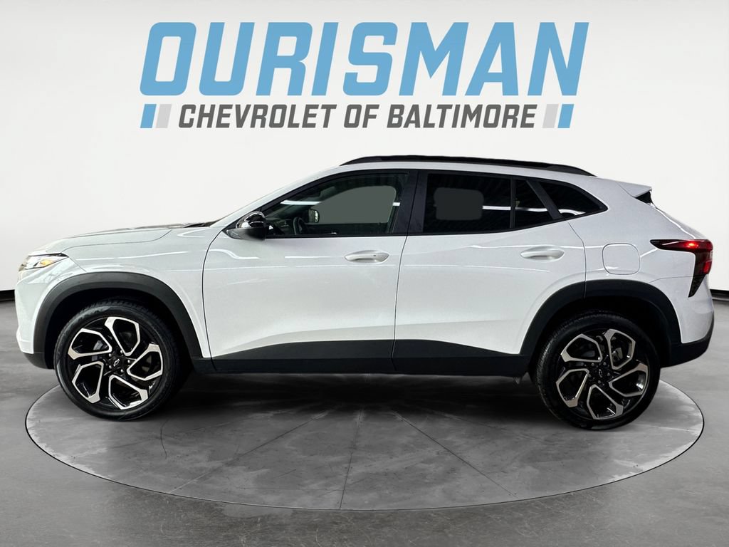 Used 2025 Chevrolet Trax RS w/ Sunroof Package FWD image 3
