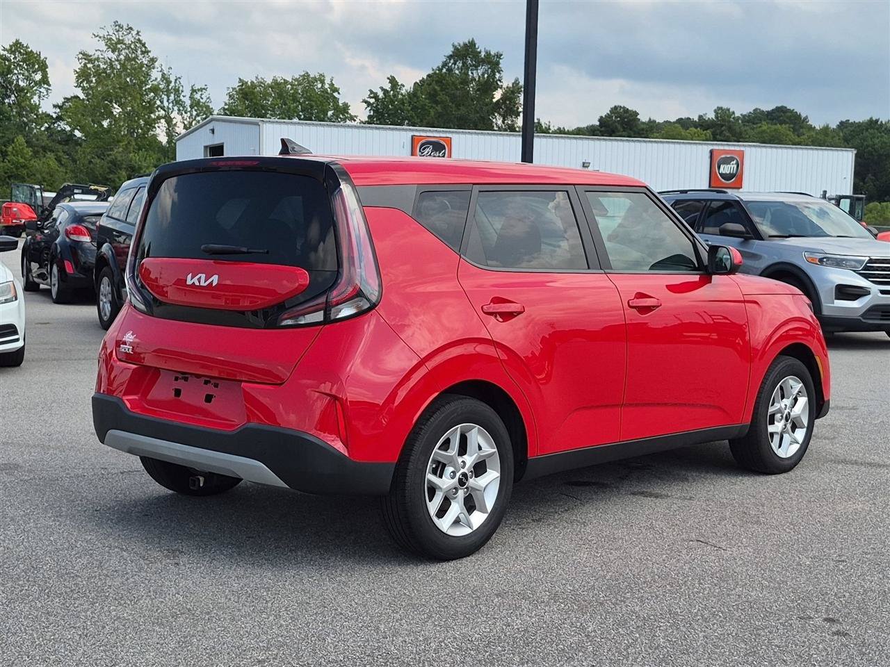 Used 2023 Kia Soul LX w/ LX Technology Package FWD image 3