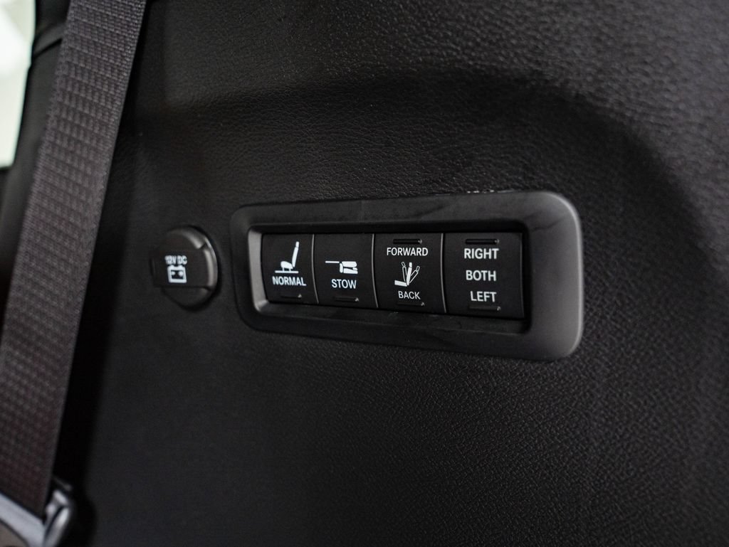 Used 2024 Chrysler Pacifica Pinnacle AWD/4WD image 24