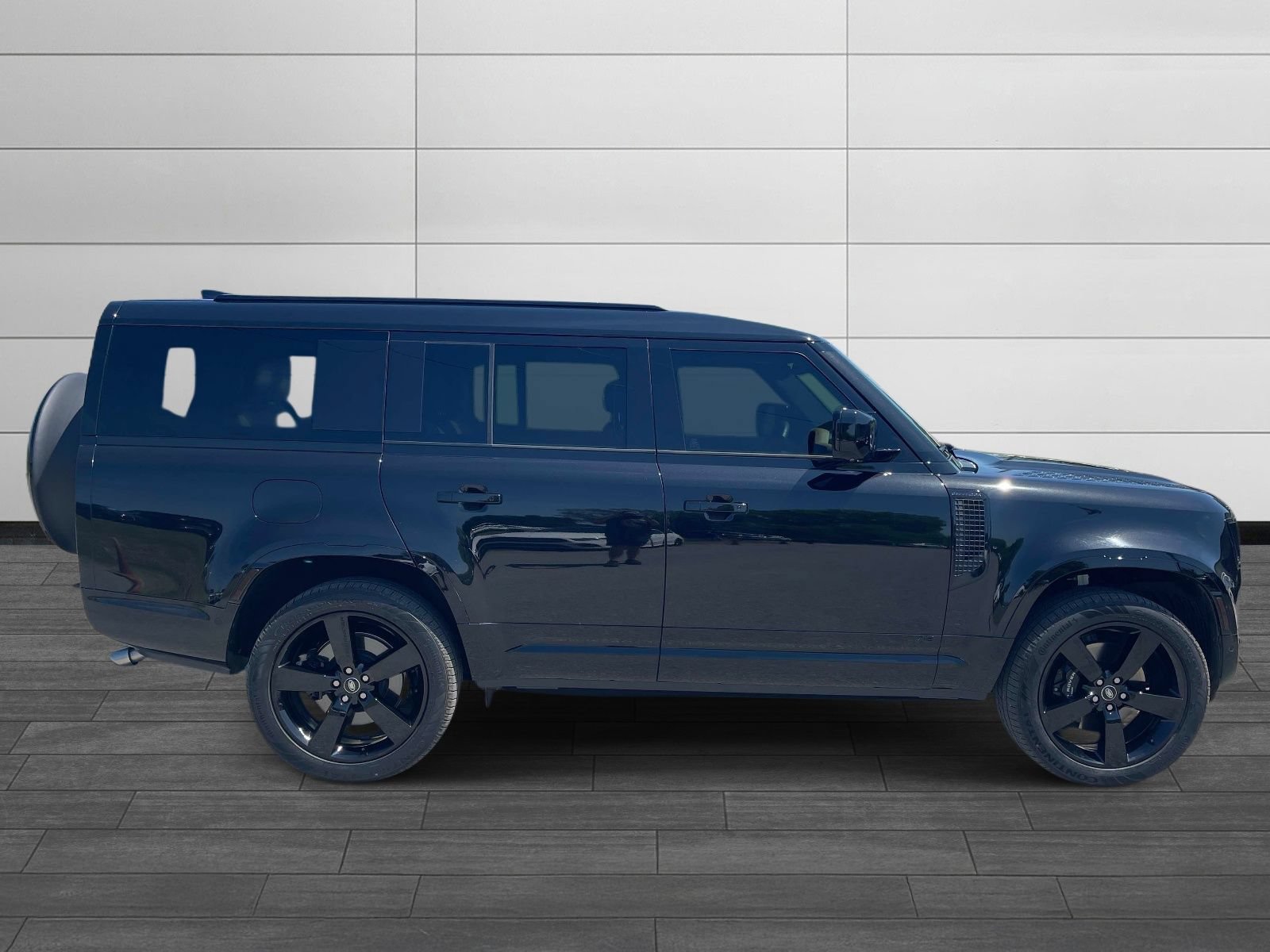 Used 2025 Land Rover Defender 130 V8 AWD/4WD image 2