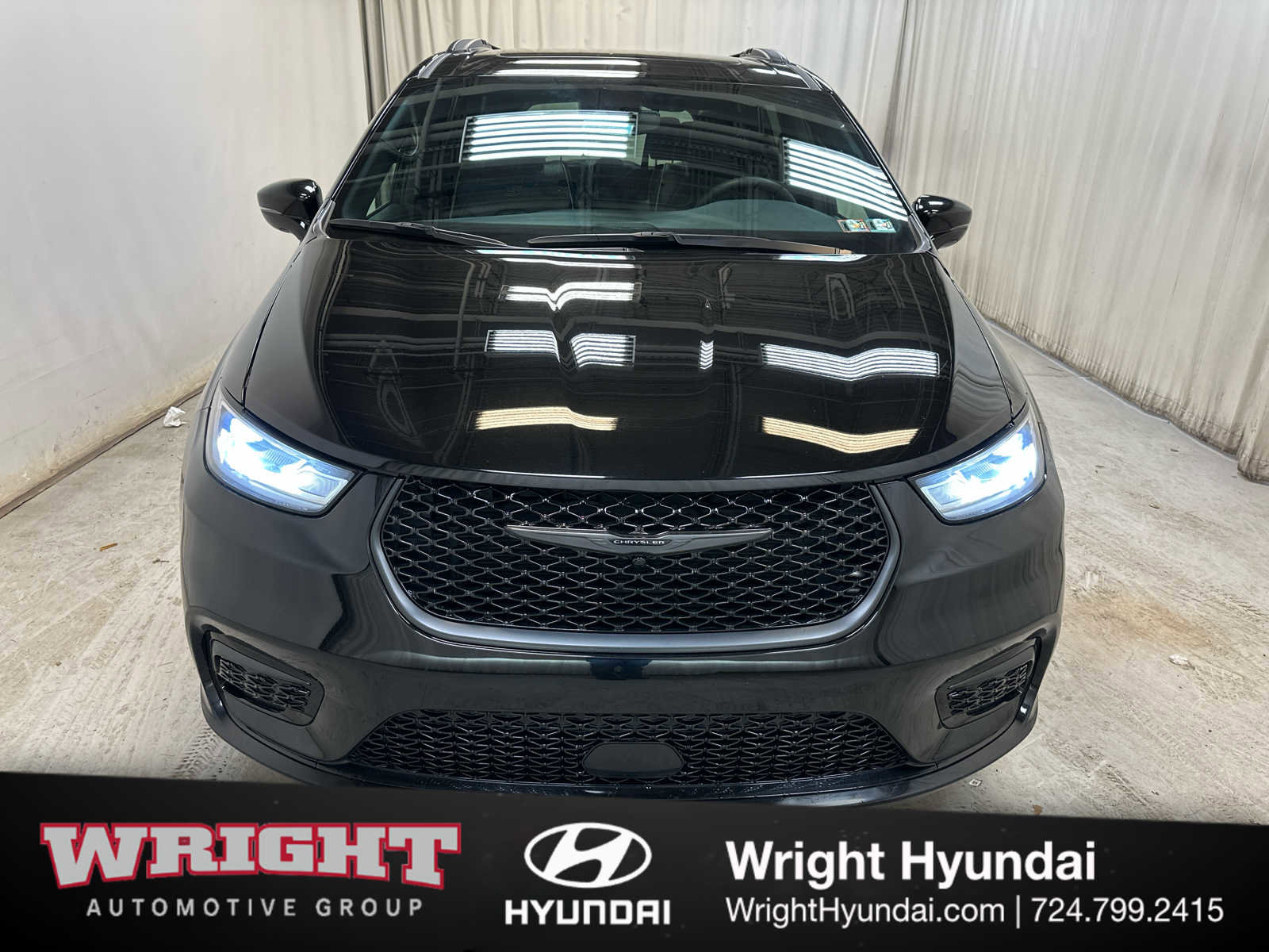 Used 2025 Chrysler Pacifica Limited image 2