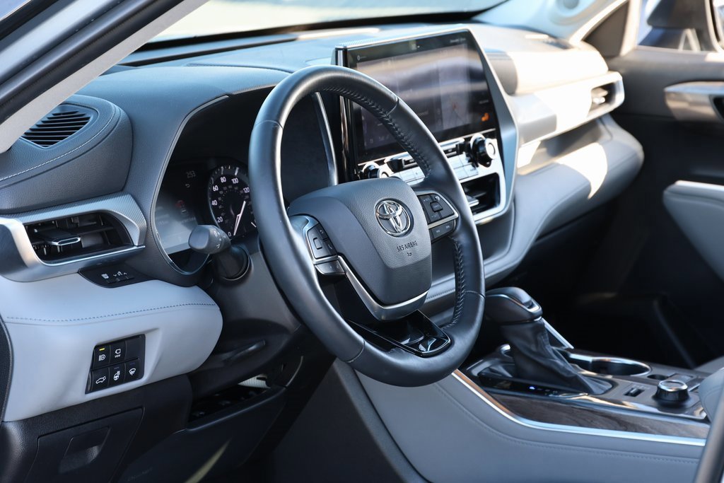 Used 2021 Toyota Highlander Platinum image 19