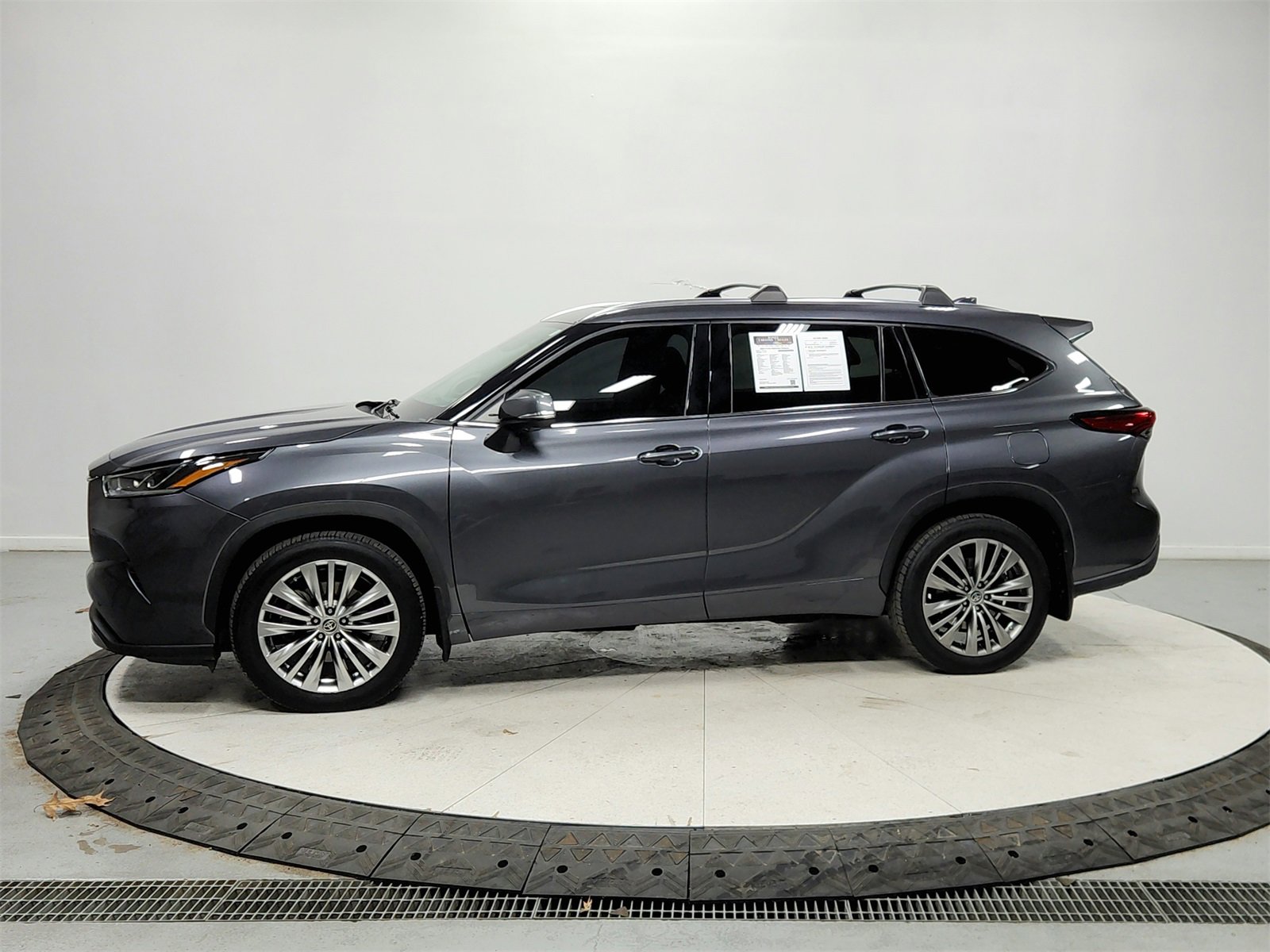 Used 2020 Toyota Highlander Platinum image 4