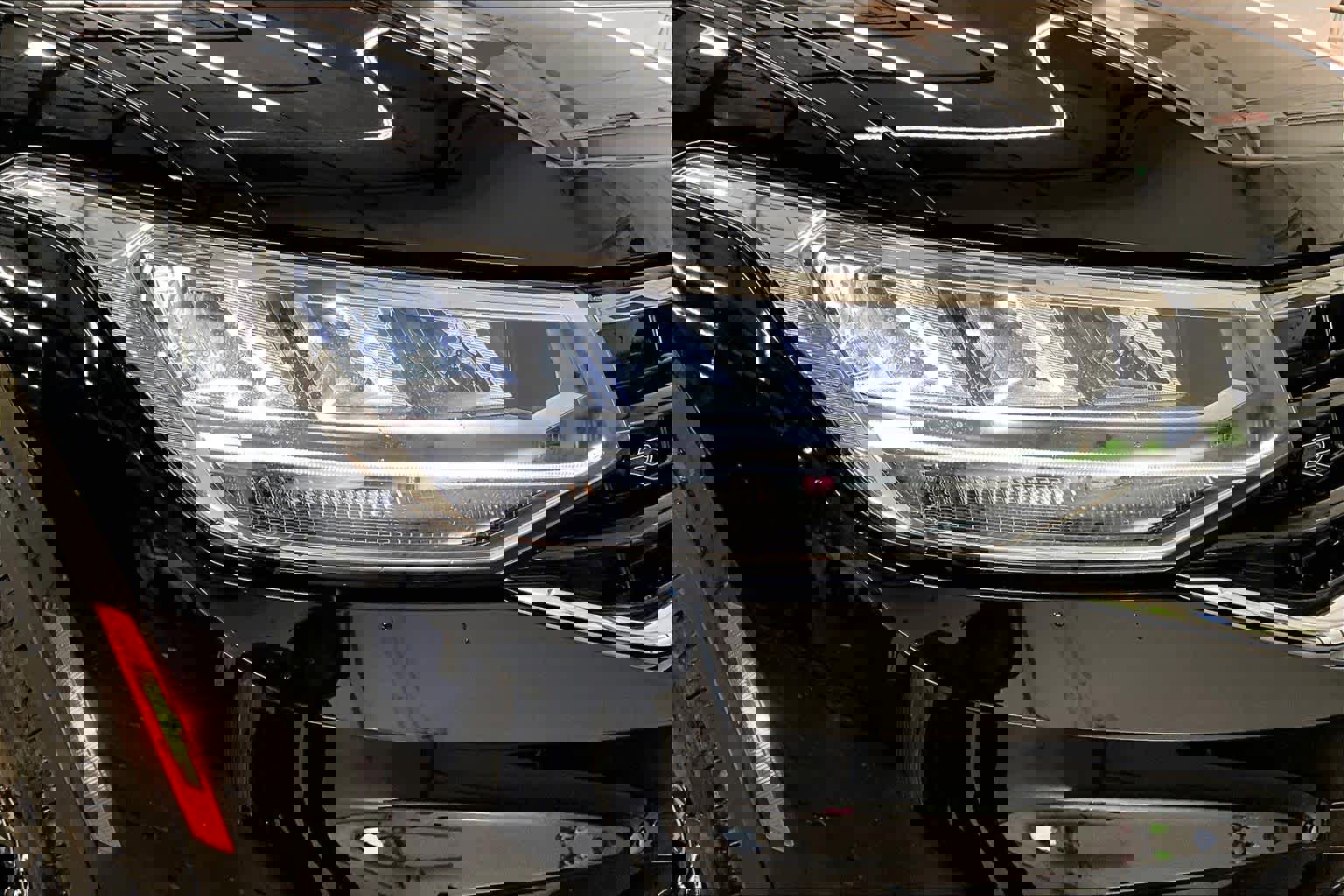 Used 2024 Volkswagen Tiguan SE R-Line image 31