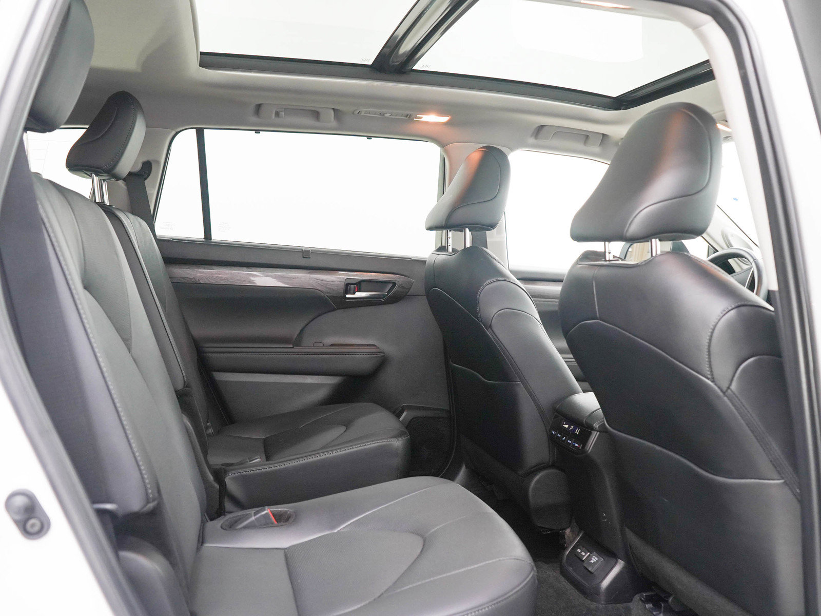 Used 2024 Toyota Highlander Limited AWD/4WD image 15