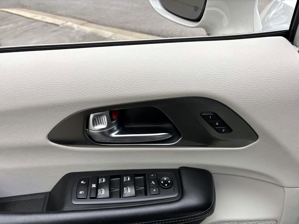 Used 2019 Chrysler Pacifica Limited w/ Advanced Safetytec Group image 12
