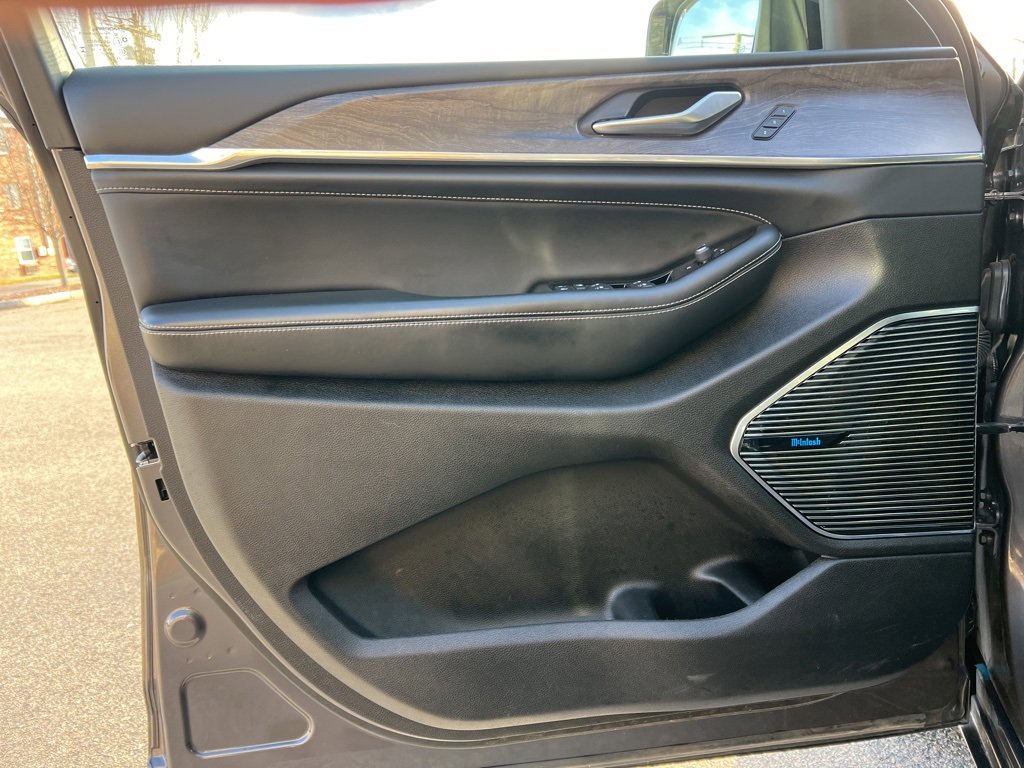 Used 2023 Jeep Grand Cherokee Overland image 11