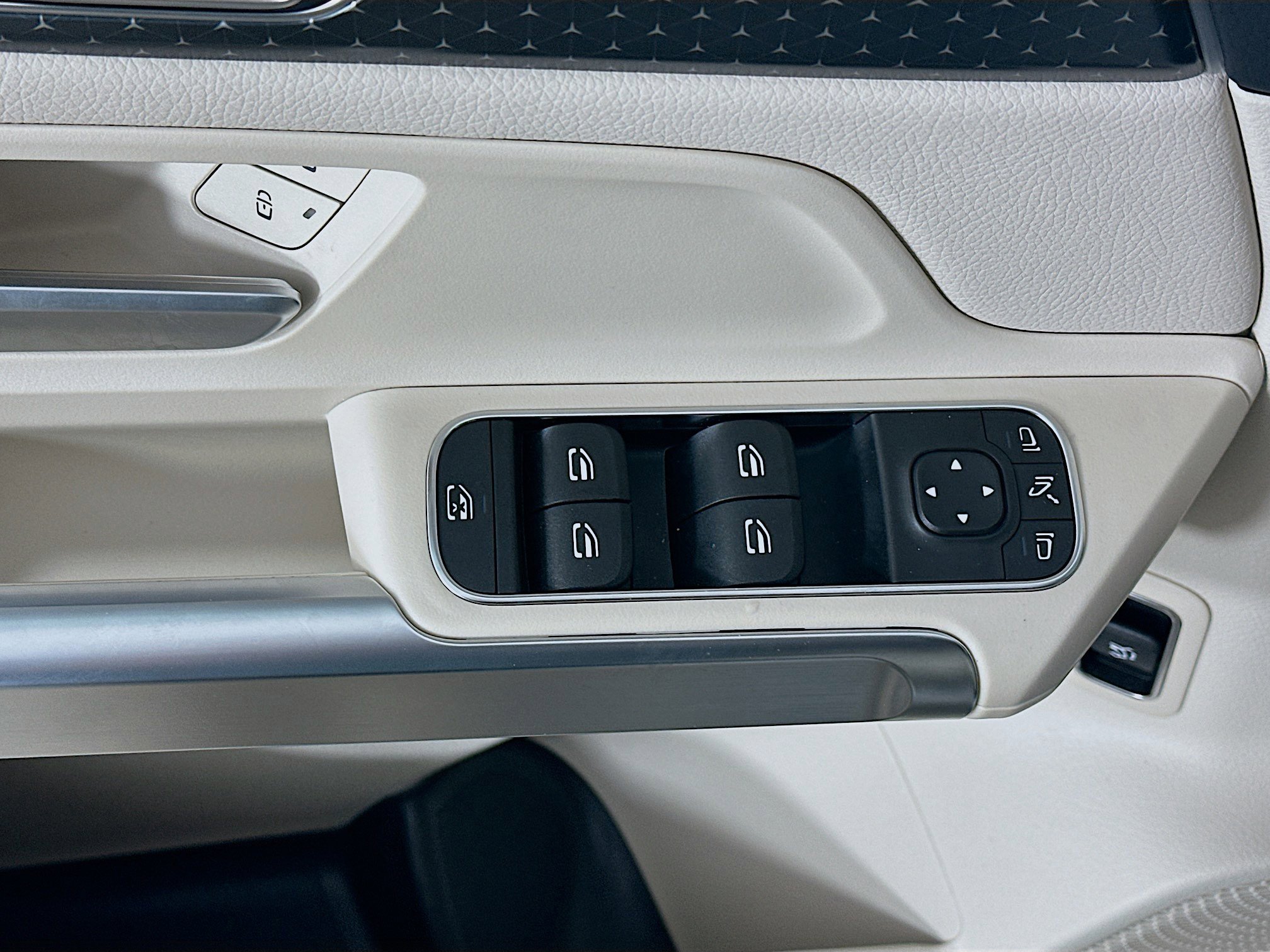 Certified 2025 Mercedes-Benz GLB 250 4MATIC image 23