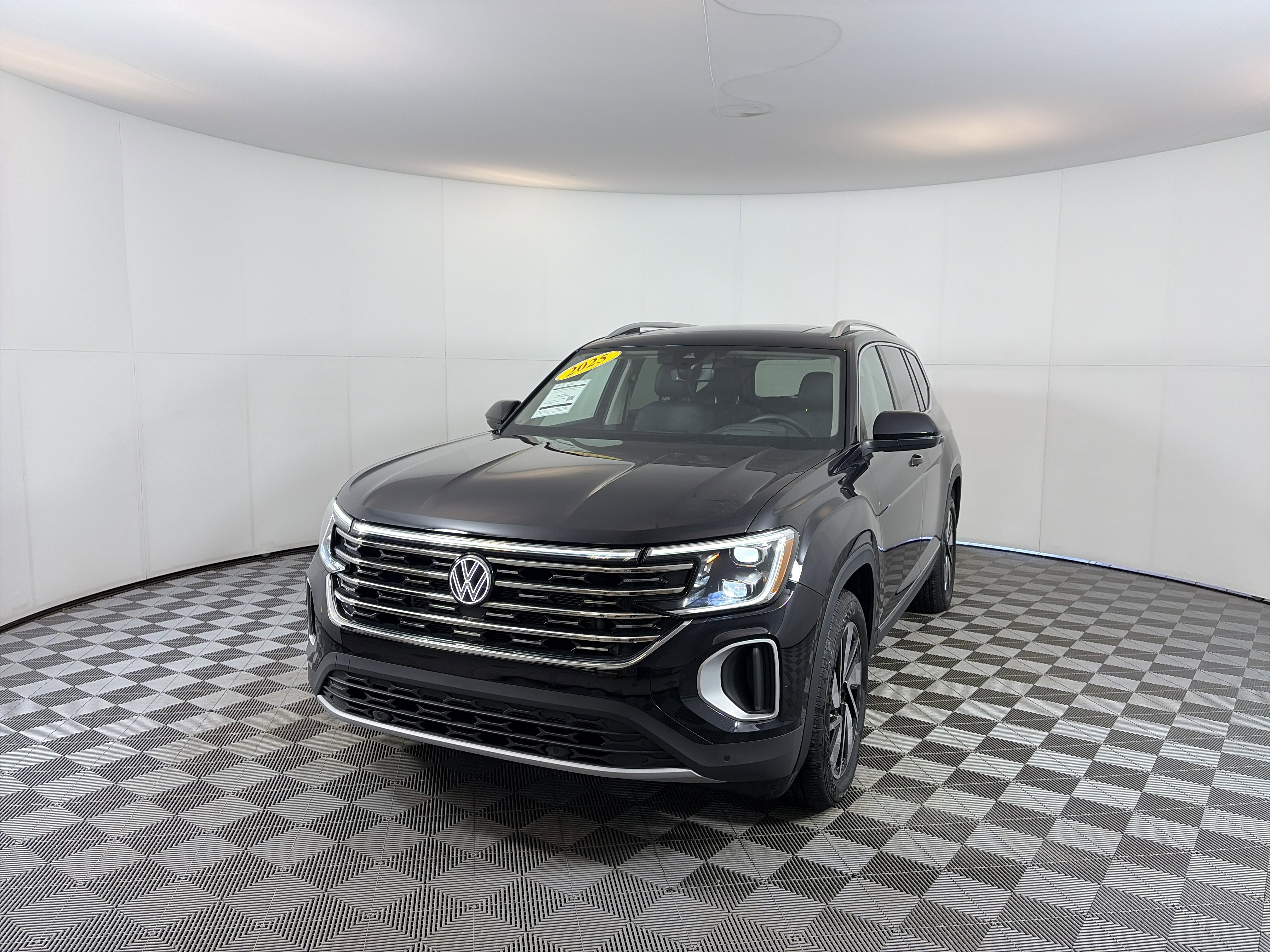 Used 2025 Volkswagen Atlas SEL image 2