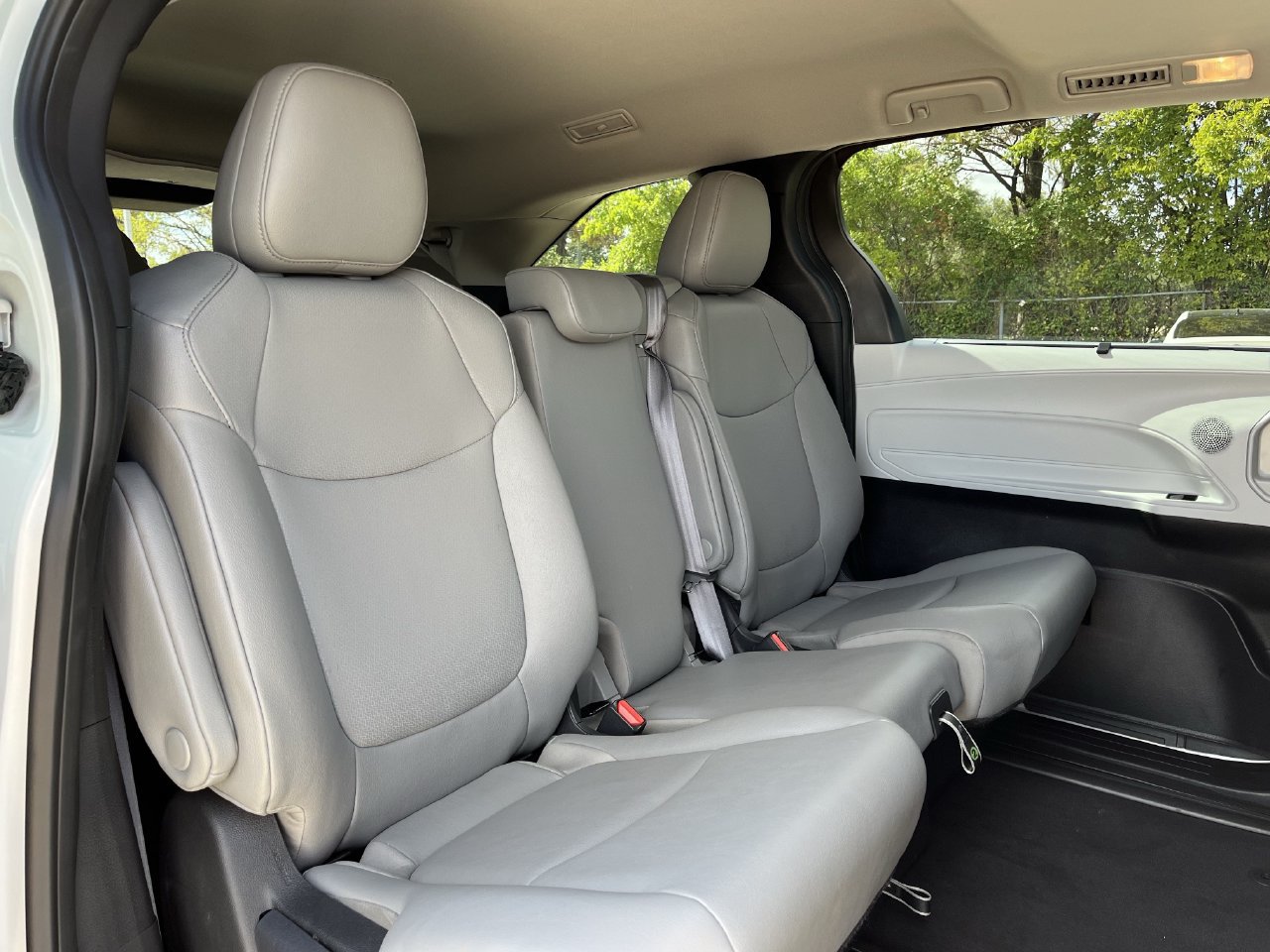 Used 2025 Toyota Sienna XLE FWD image 27