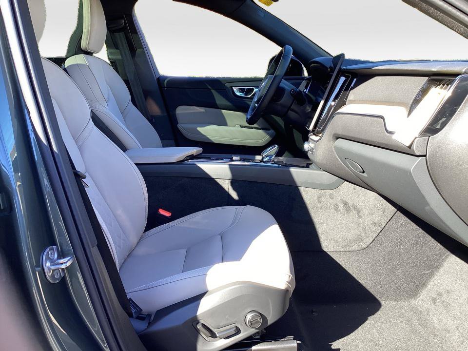 New 2027 Volvo XC60 B5 Plus AWD/4WD image 28