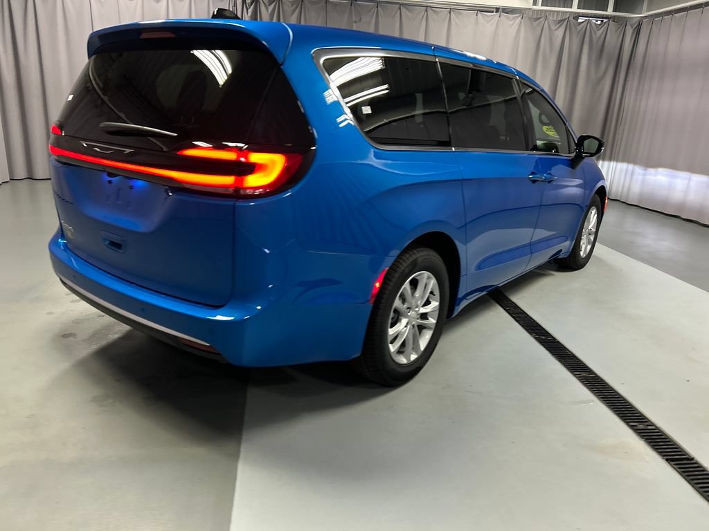 New 2027 Chrysler Pacifica Select FWD image 7