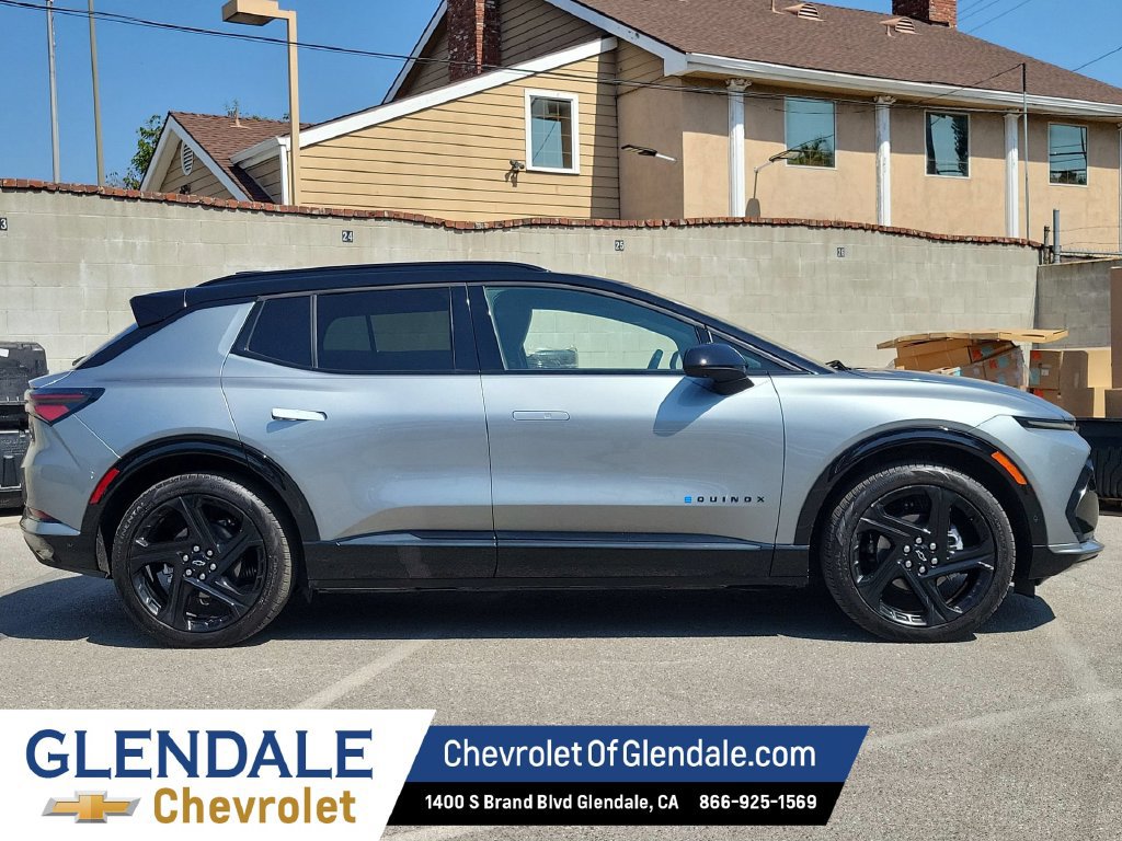 Used 2024 Chevrolet Equinox EV RS FWD image 2