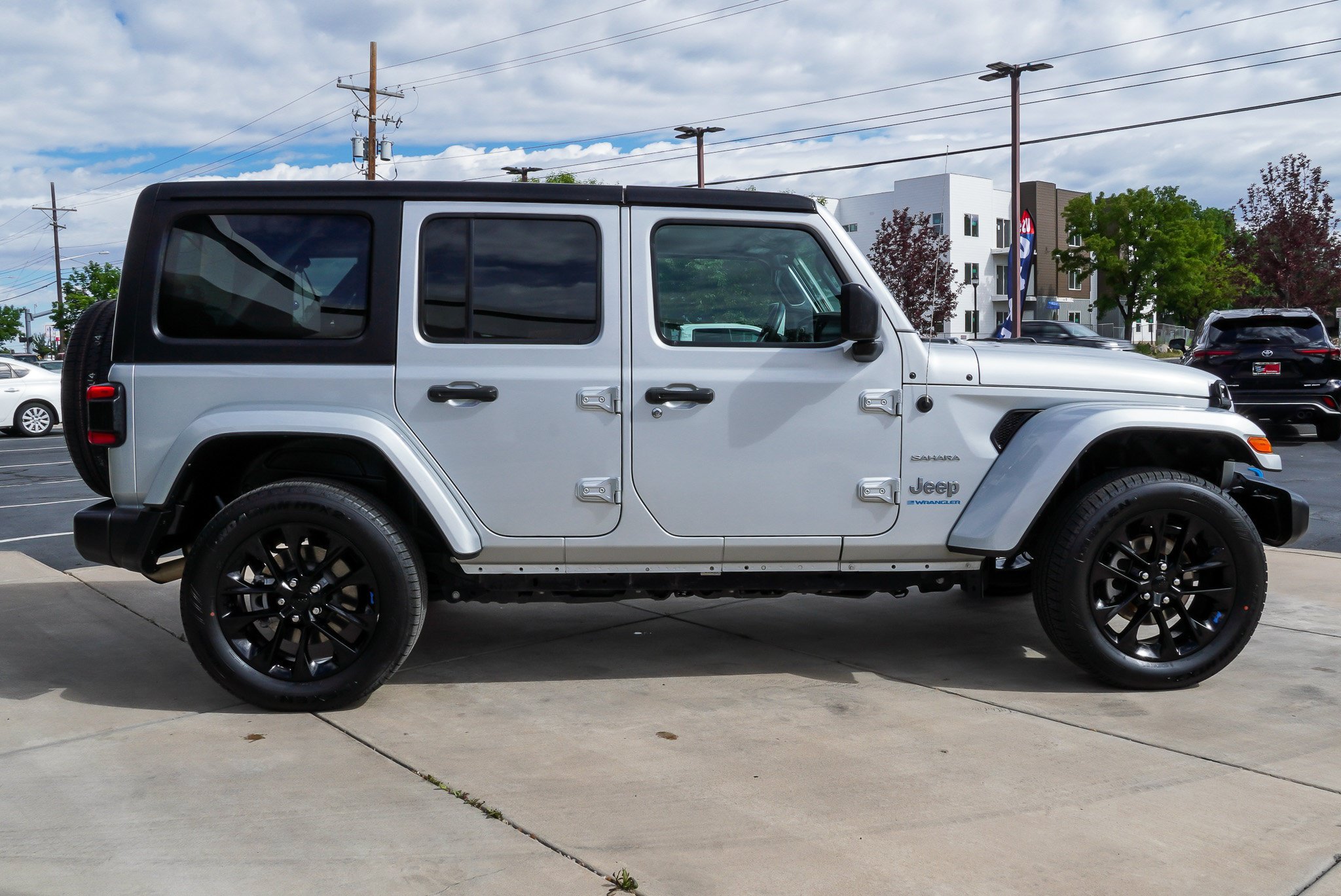 Used 2023 Jeep Wrangler Unlimited Sahara AWD/4WD image 9