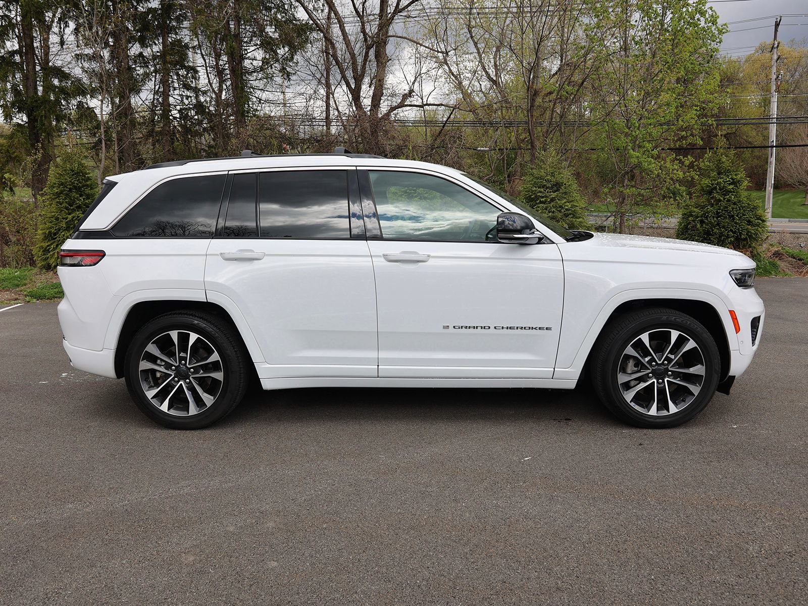 Used 2022 Jeep Grand Cherokee Overland w/ Advanced Protech Group III AWD/4WD image 8