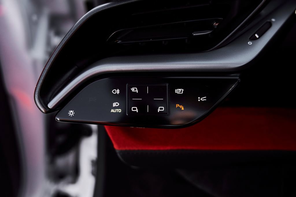 Used 2024 Ferrari SF90 Spider image 52
