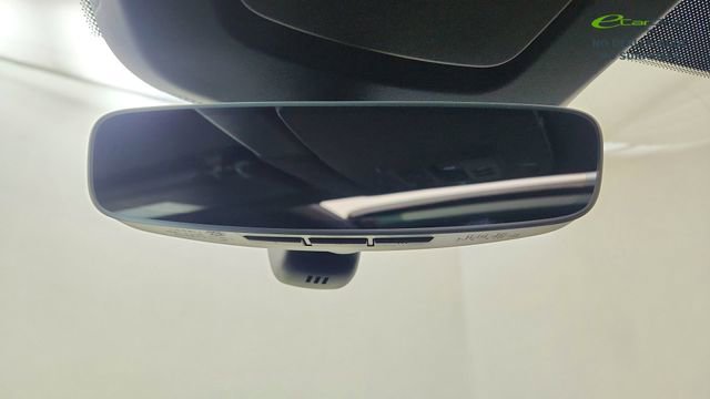 Used 2025 Porsche Macan Electric RWD image 58