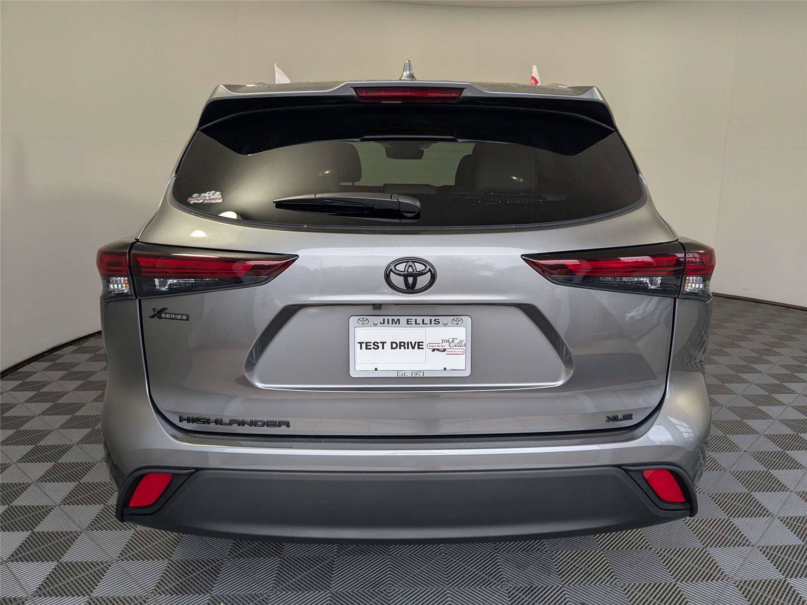 Certified 2025 Toyota Highlander XLE FWD image 7