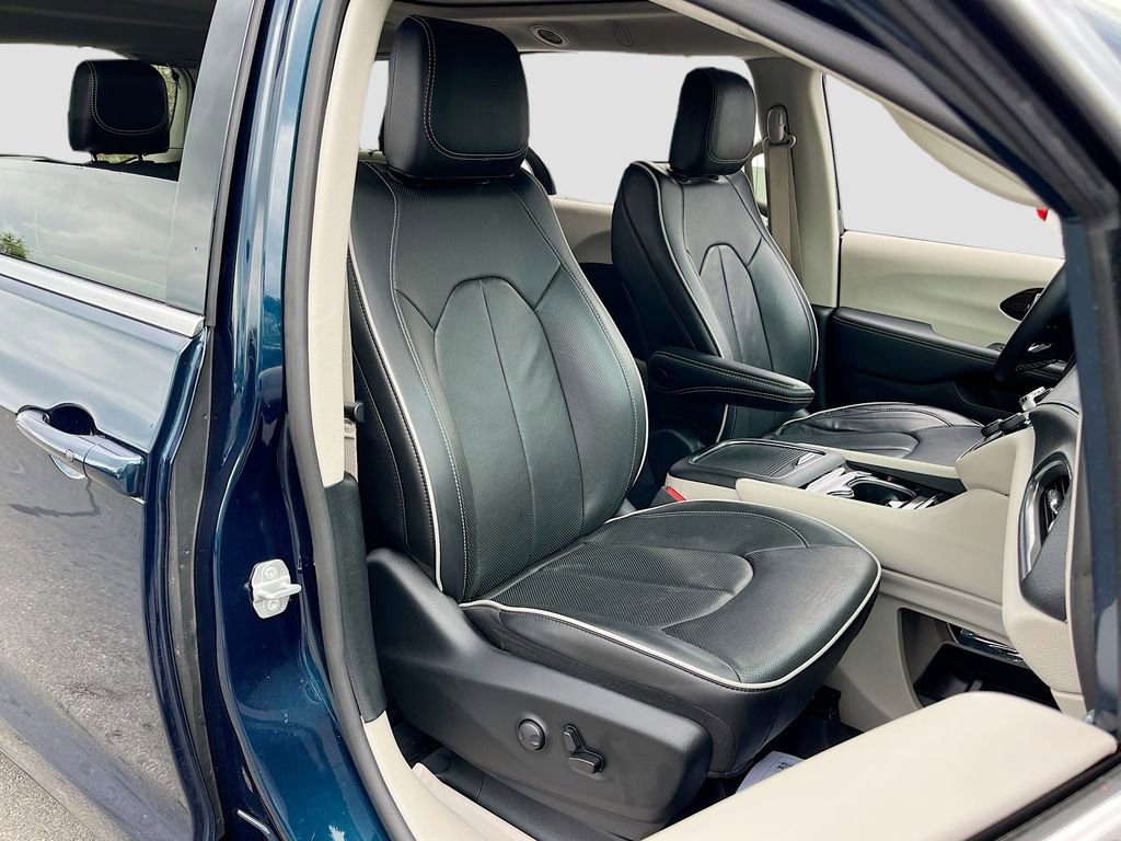 Certified 2024 Chrysler Pacifica Limited image 29