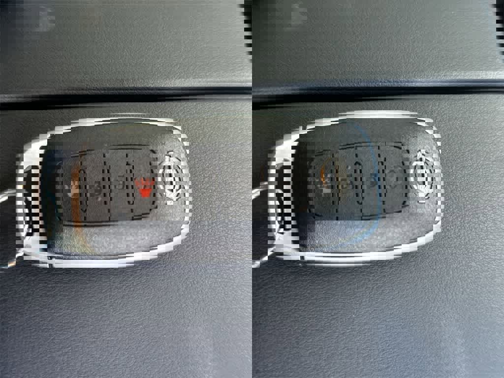 Used 2023 Nissan Rogue SV image 28