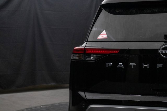 Used 2024 Nissan Pathfinder Platinum w/ Cargo Package image 12