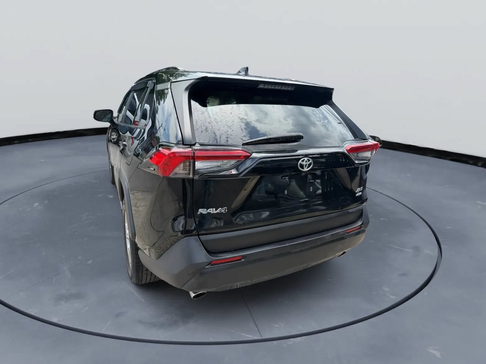 Used 2021 Toyota RAV4 XLE AWD/4WD image 4