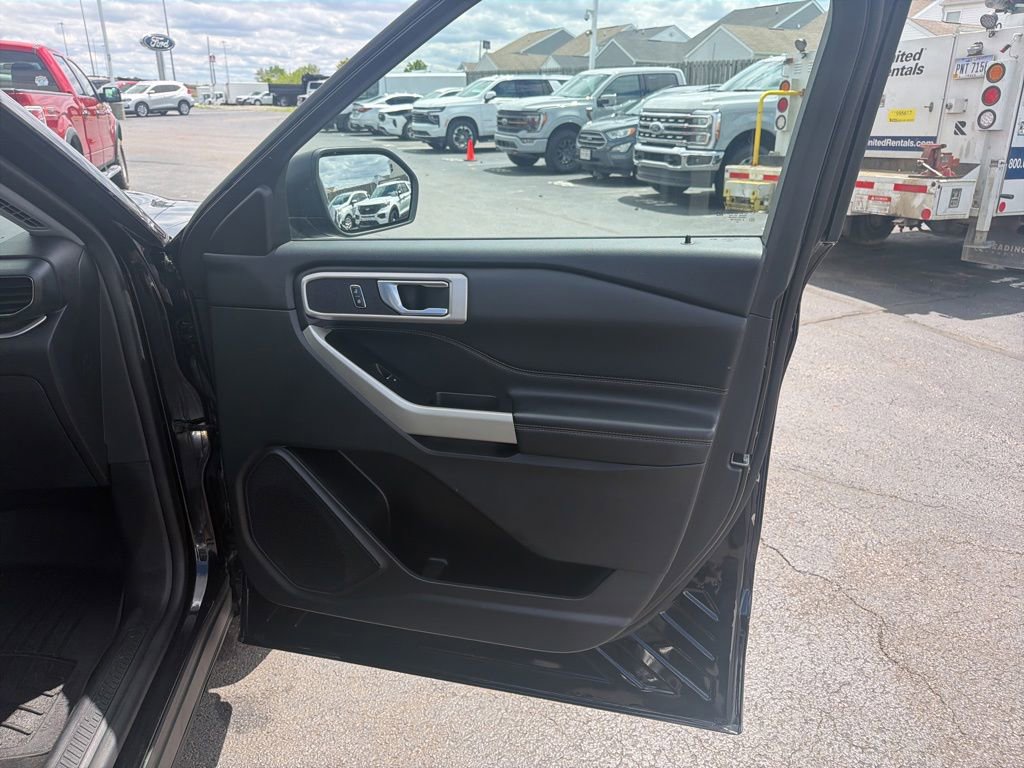 Used 2022 Ford Explorer XLT w/ Equipment Group 202A AWD/4WD image 31