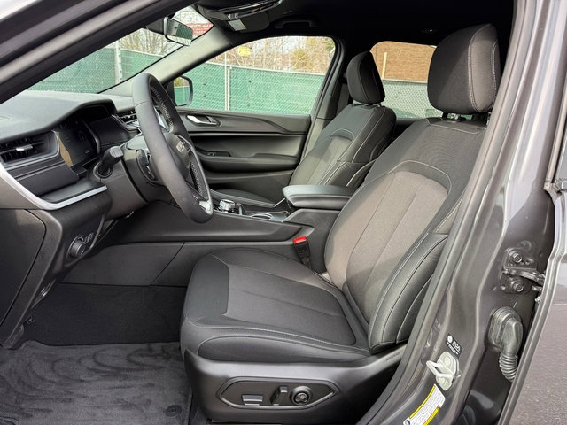 Used 2025 Jeep Grand Cherokee Laredo image 10