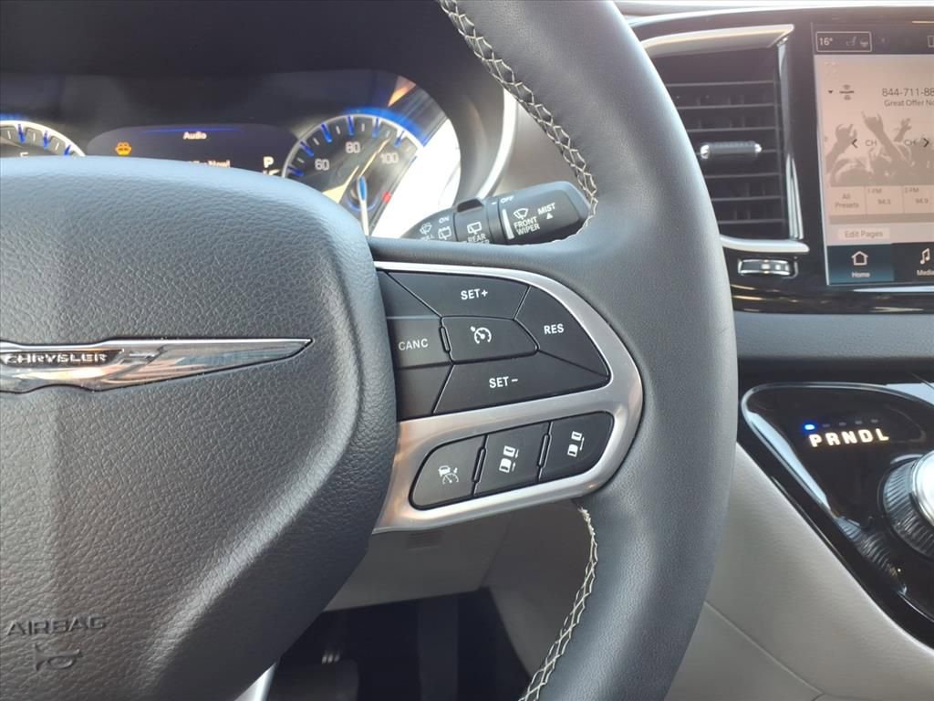 Used 2024 Chrysler Pacifica Touring-L image 29
